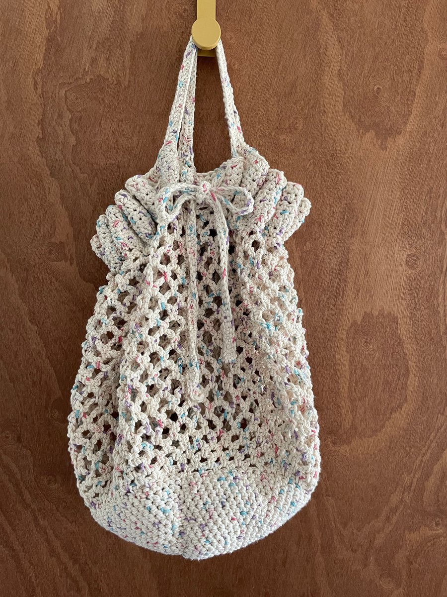 Crocheted market bag with draw string 