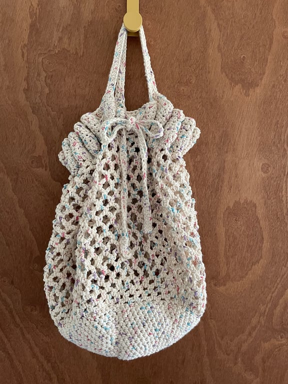 Crocheted market bag with draw string 