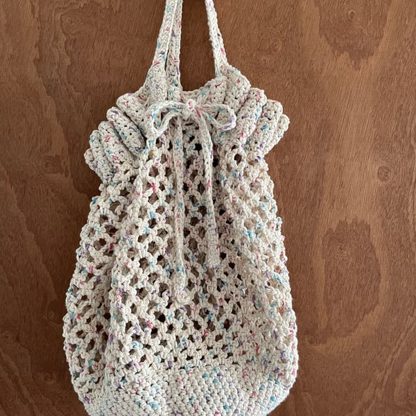 Crocheted market bag with solid base and draw string 