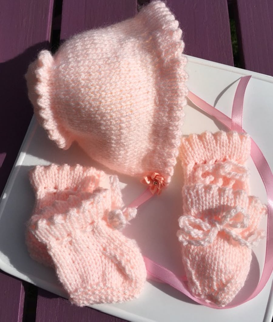 PINK BABY BONNET 0-3 mths WITH MITTENS AND BOOTEES