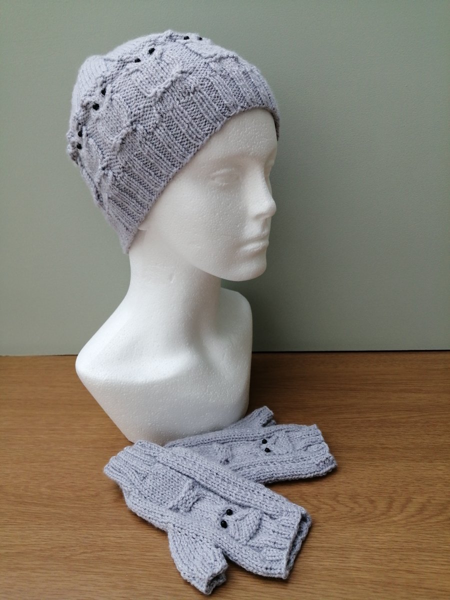 Hat and fingerless gloves set
