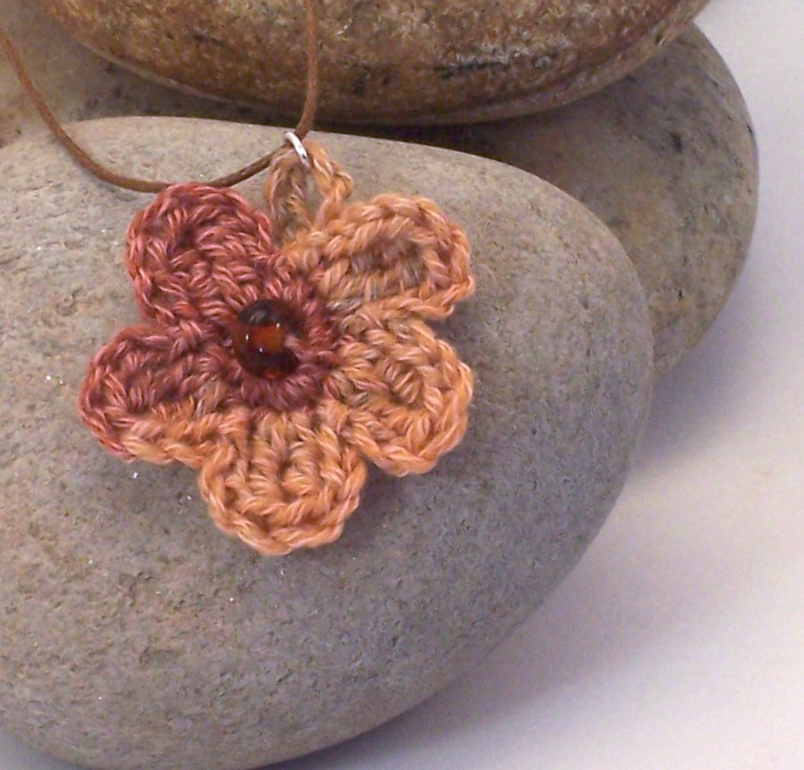 Crochet flower necklace - toccara