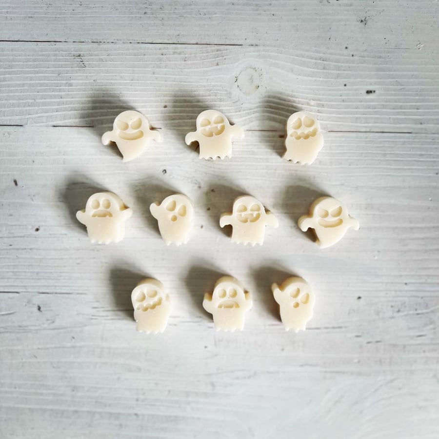 Little ghosts - set of 10 wax melts