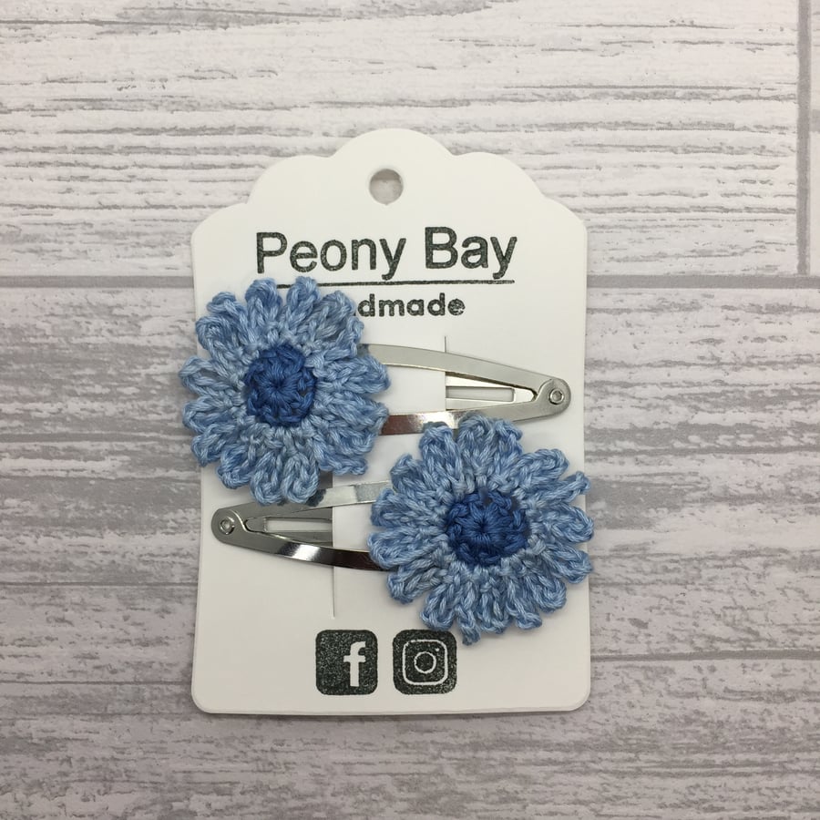 Girl’s daisy hair clips, flower hair slides in blue