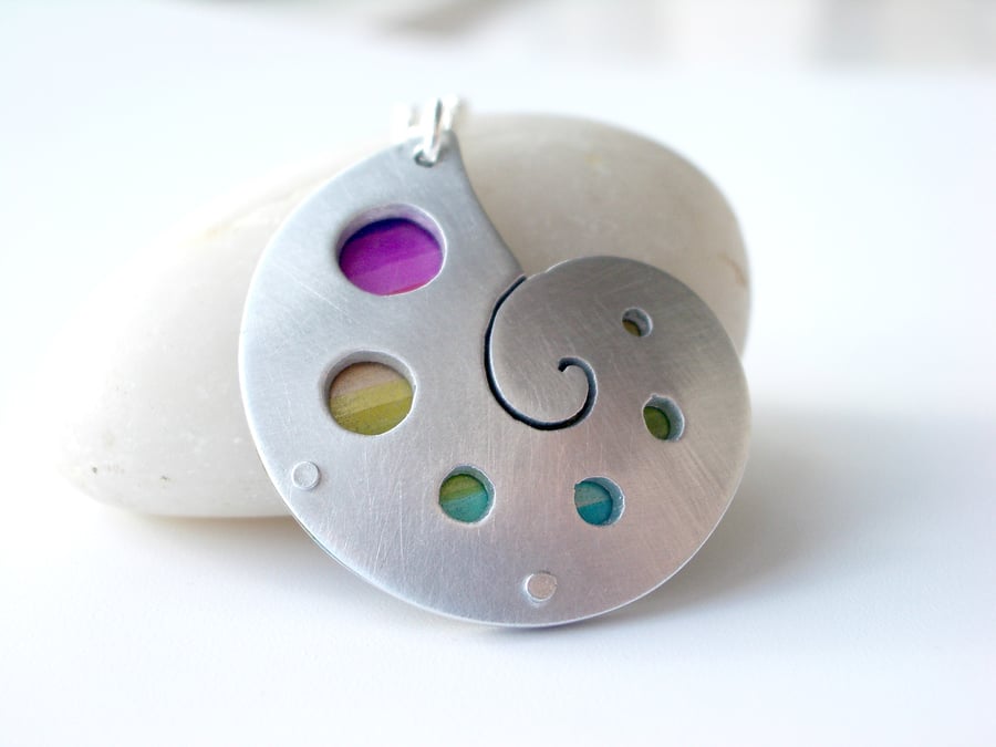 Sea shell pendant necklace with circles and rainbow colours