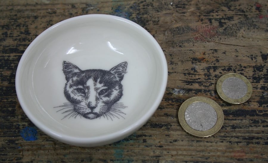 Porcelain dish with cat head motif