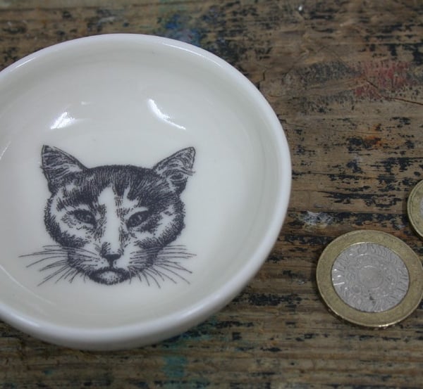 Porcelain dish with cat head motif