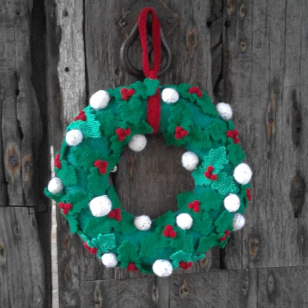 Knitting pattern for Christmas wreath with holly - digital pattern ckc015