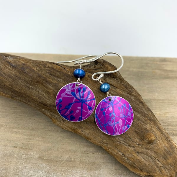 Dark pink aluminium cow parsley circle earrings with pearl.