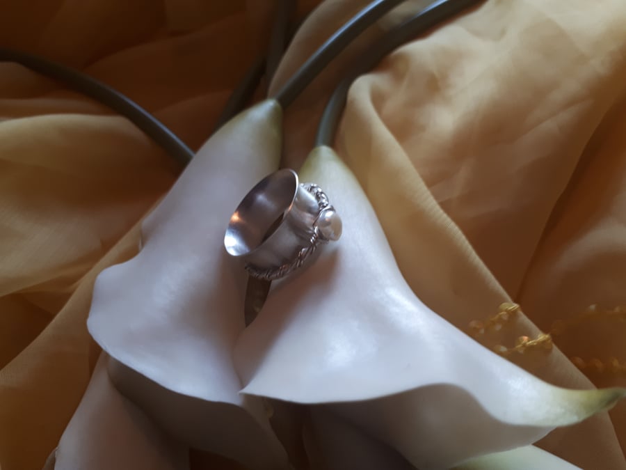 Sterling silver freshwater pearl fidget-spinner ring