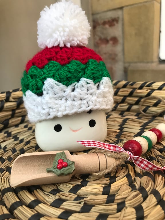 Marshmallow Mug & hat  & holly garland F248