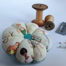 Pin cushion - retro flower style in organic cotton 