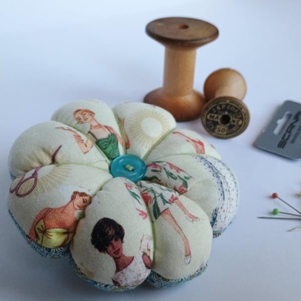 Pin cushion - retro flower style in organic cotton 