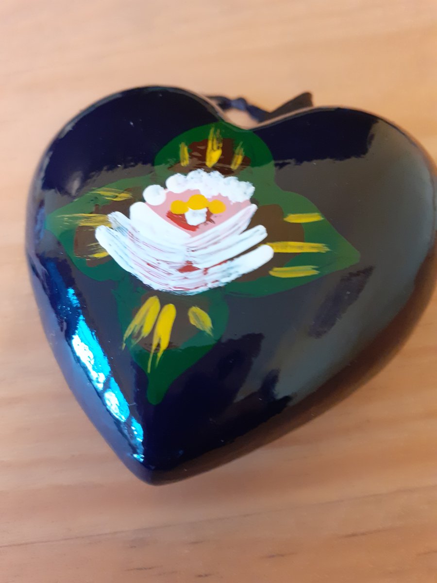 Dark blue heart shaped bauble with canal art style roses