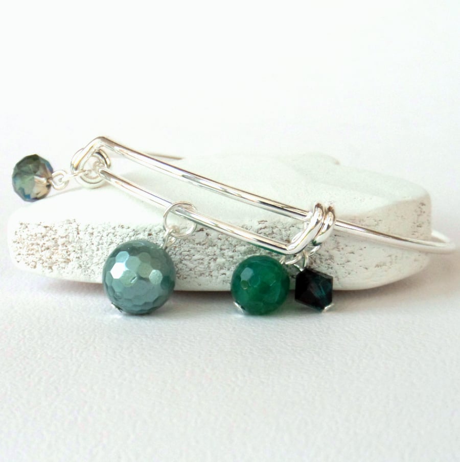 Adjustable green gemstone and crystal bangle-style bracelet