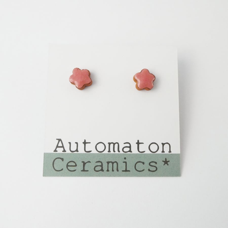 Flower stud earrings, pink.