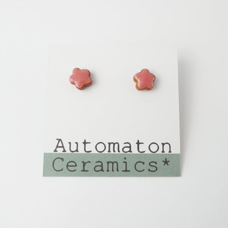 Flower stud earrings, pink.