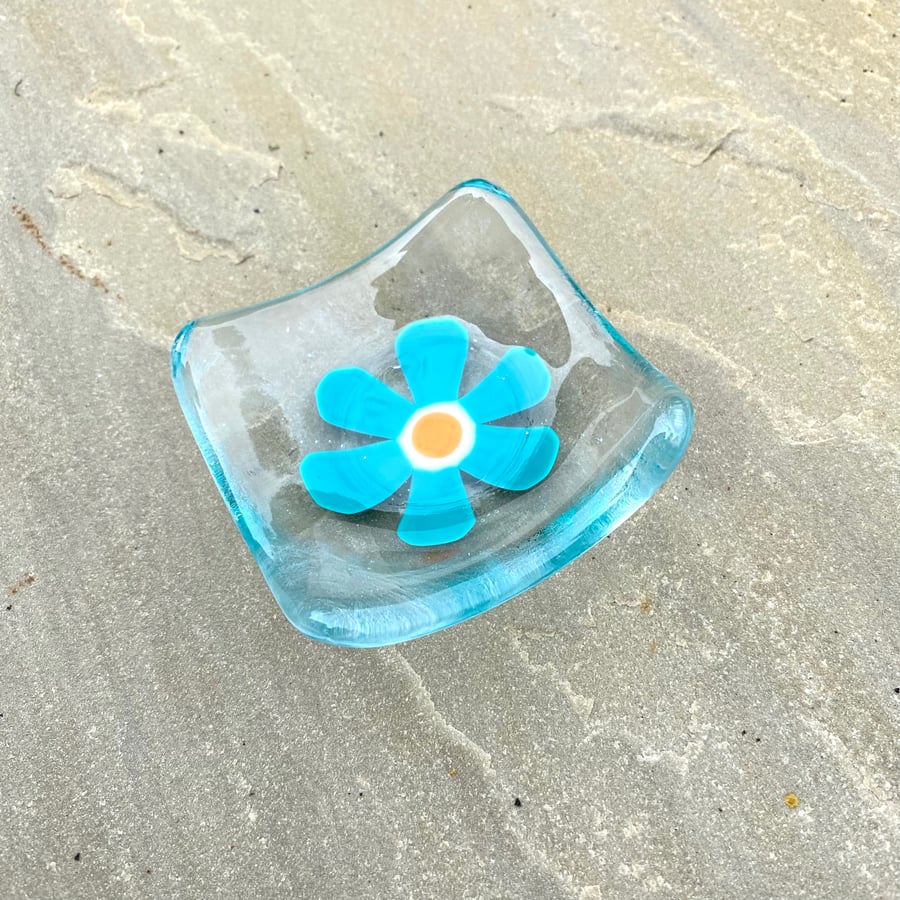 Fused hlass trinket dish with retro flower in gift box