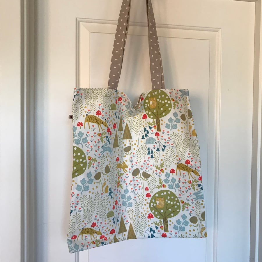 Woodland bag with spotty straps