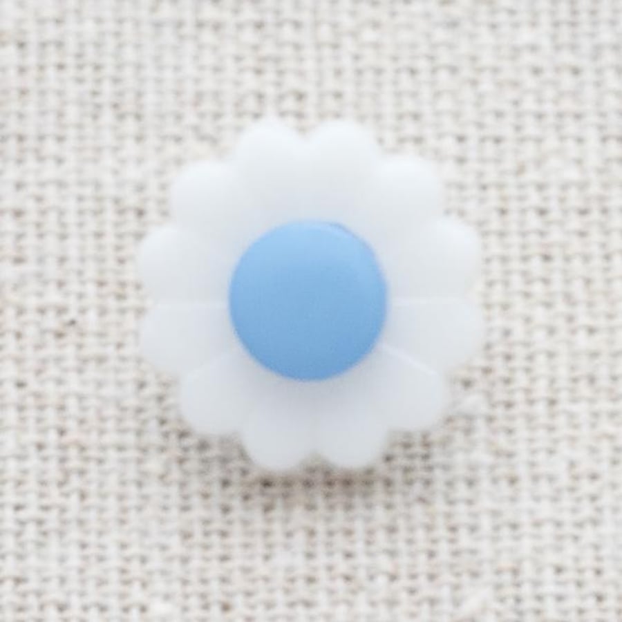 10 Blue Daisy flower buttons 15mm