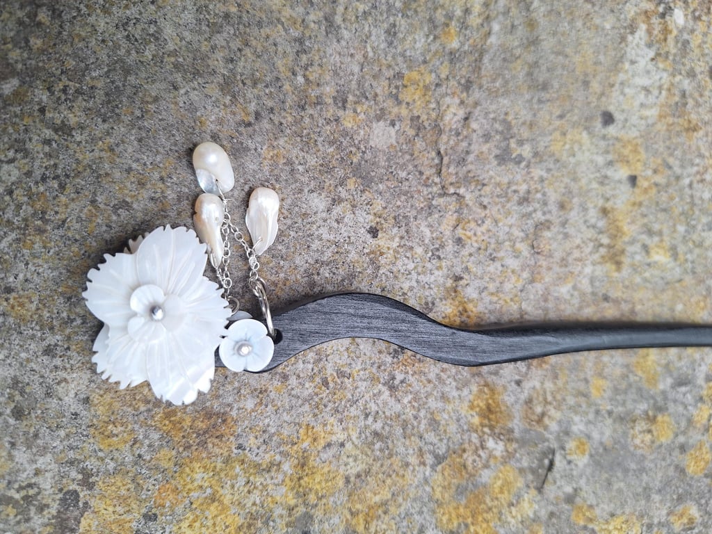 Exquisite Handmade Wooden Hairpin Adorned with Delicate Seashell and Pearls