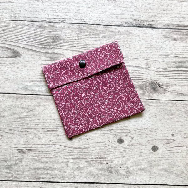 Discreet cotton fabric sanitary pouch. Ditsy floral pink.