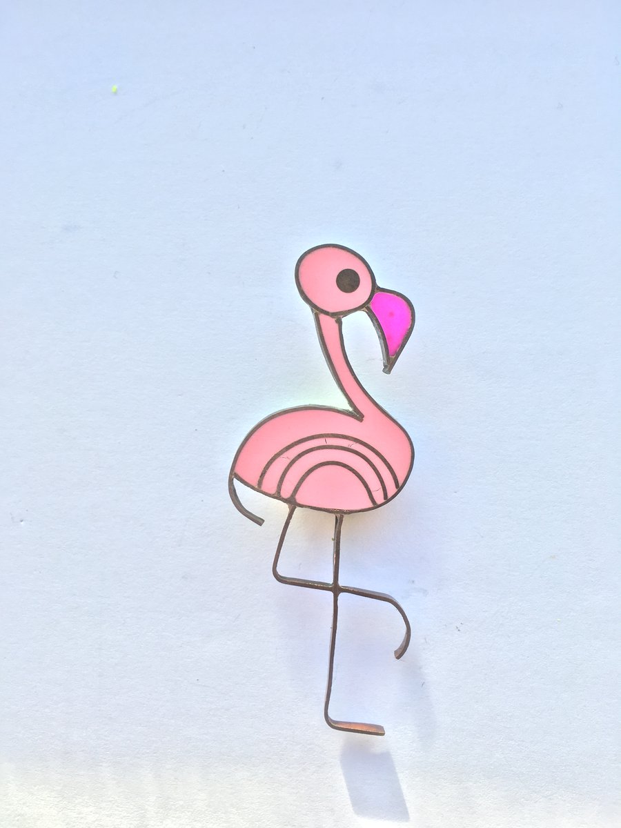 Pretty Flamingo. A handmade Flamingo brooch made with metal and resin. 