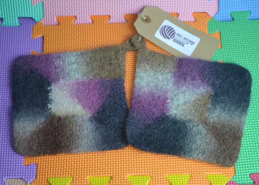 1 Pair of Handmade Pot Holders Knitted and Felted 100% Wool 15x15cm Design D