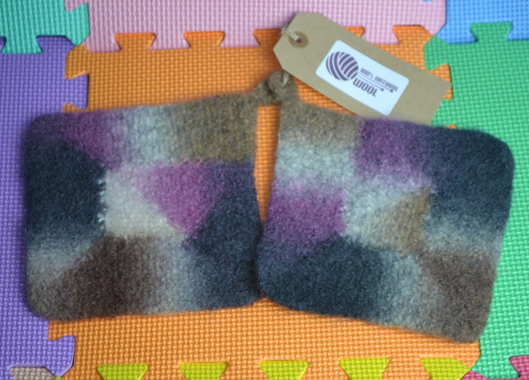 1 Pair of Handmade Pot Holders Knitted and Felted 100% Wool 15x15cm Design D