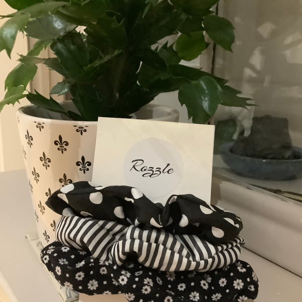 Black and white scrunchies 