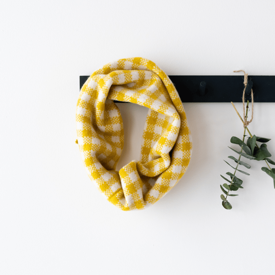 Gingham knitted cowl - piccalilli and ecru