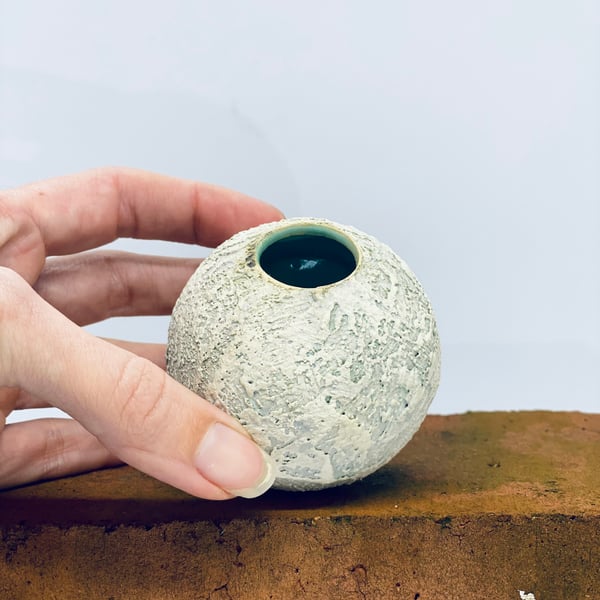 Small boulder bud vase