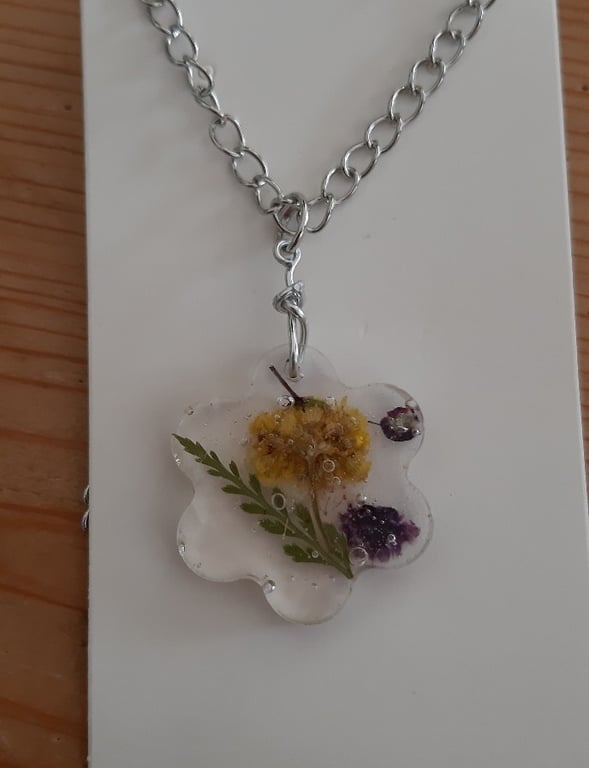 Flower-Shaped Resin Pendant Necklace with Dried Pressed Flower (Design5)