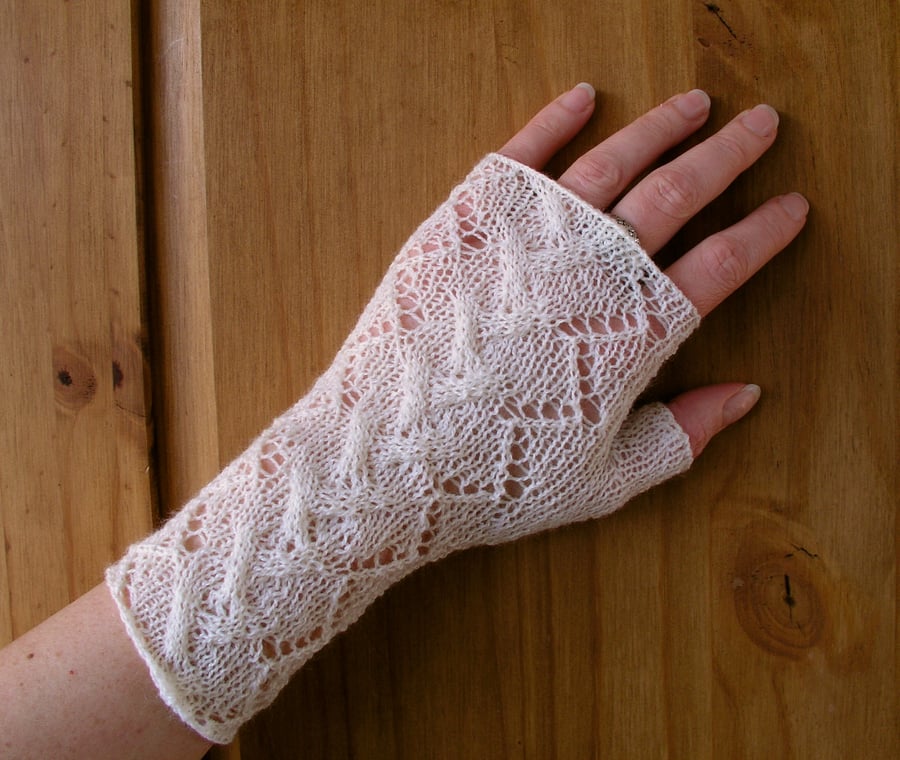  Lace fingerless gloves cream