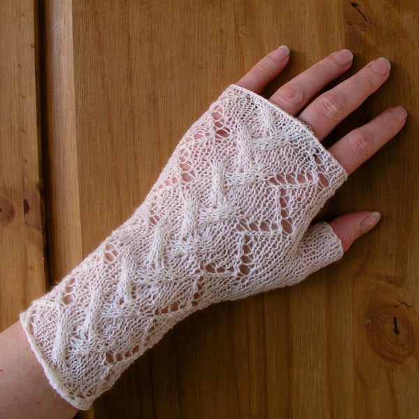  Lace fingerless gloves cream