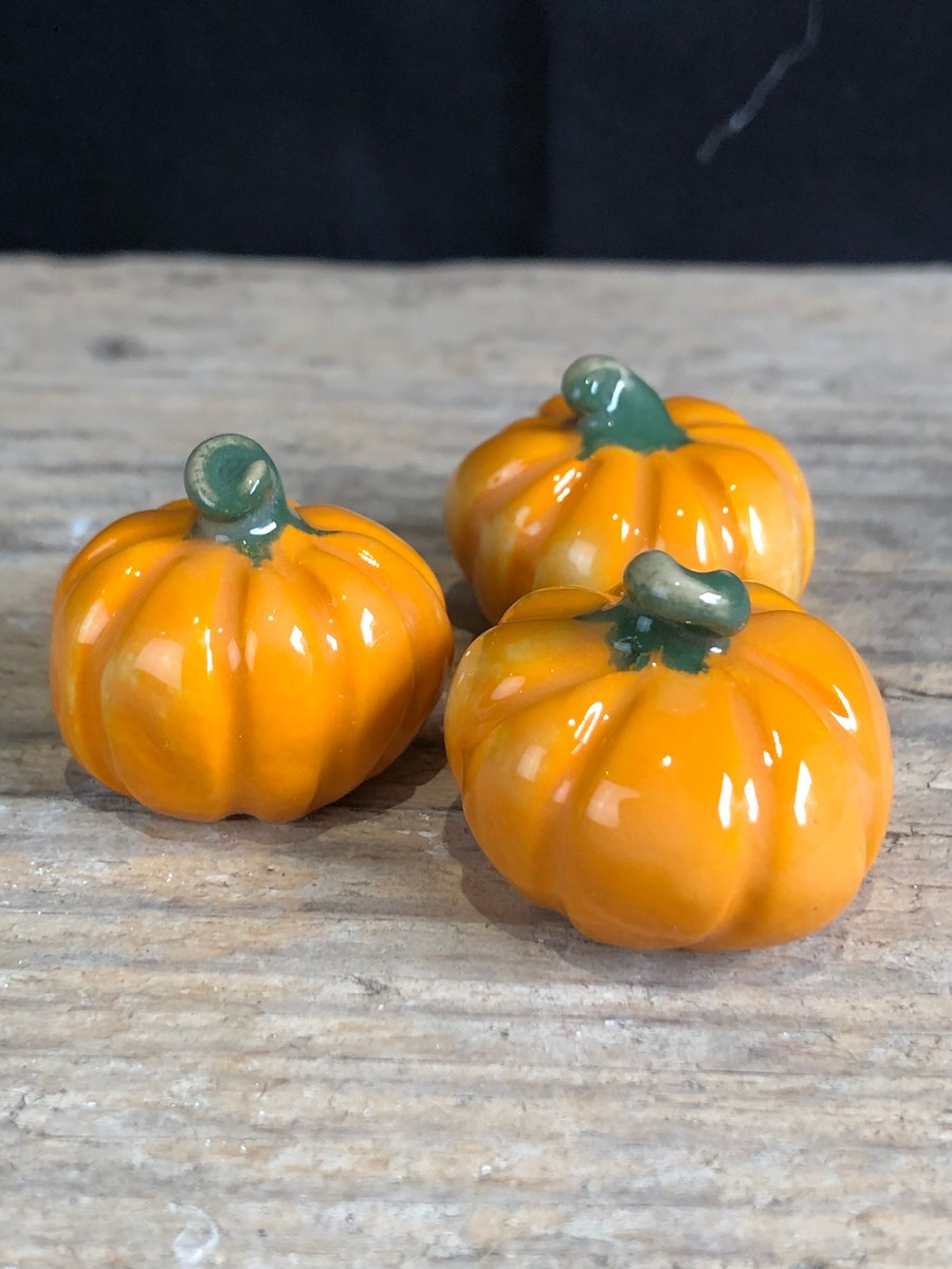 Set of 3 teeny pumpkins in a hexagon gift box