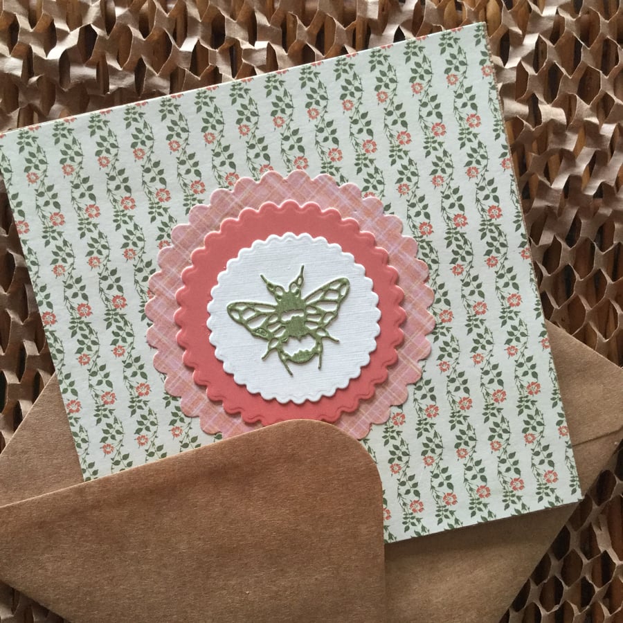 Vintage Style Scalloped Circle Bee Card