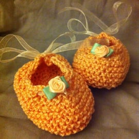 Pretty knitted roses baby booties