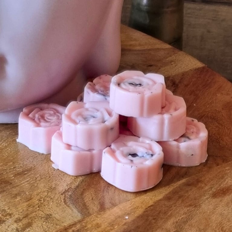 Soy Wax Melts Roses With Botanicals Fragrance Damson Plum, Rose and Patchouli 