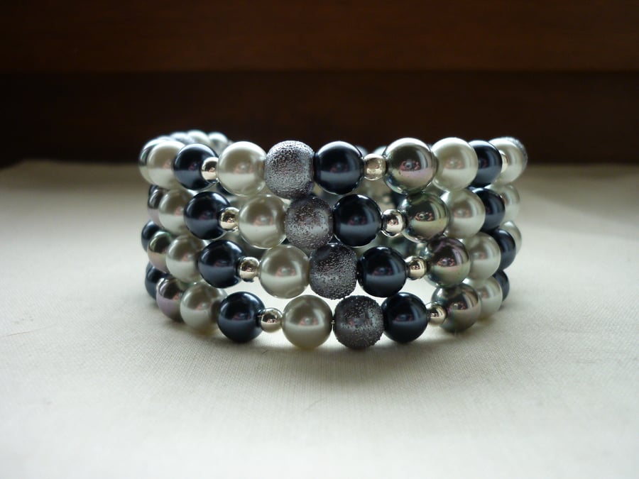 GREYS AND SILVER MEMORY WIRE BRACELET.  765
