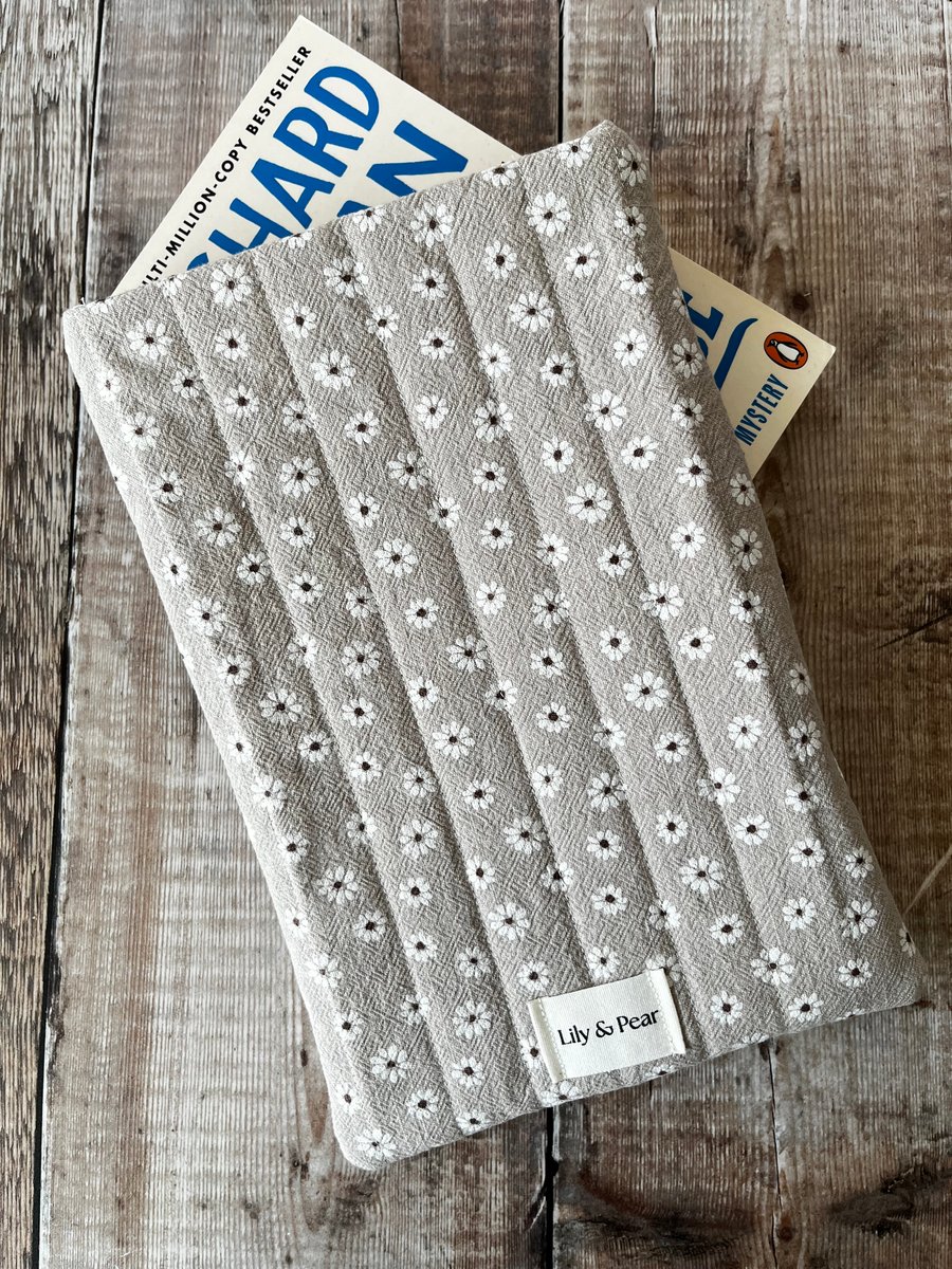 Vintage Daisy Quilted Book Sleeve