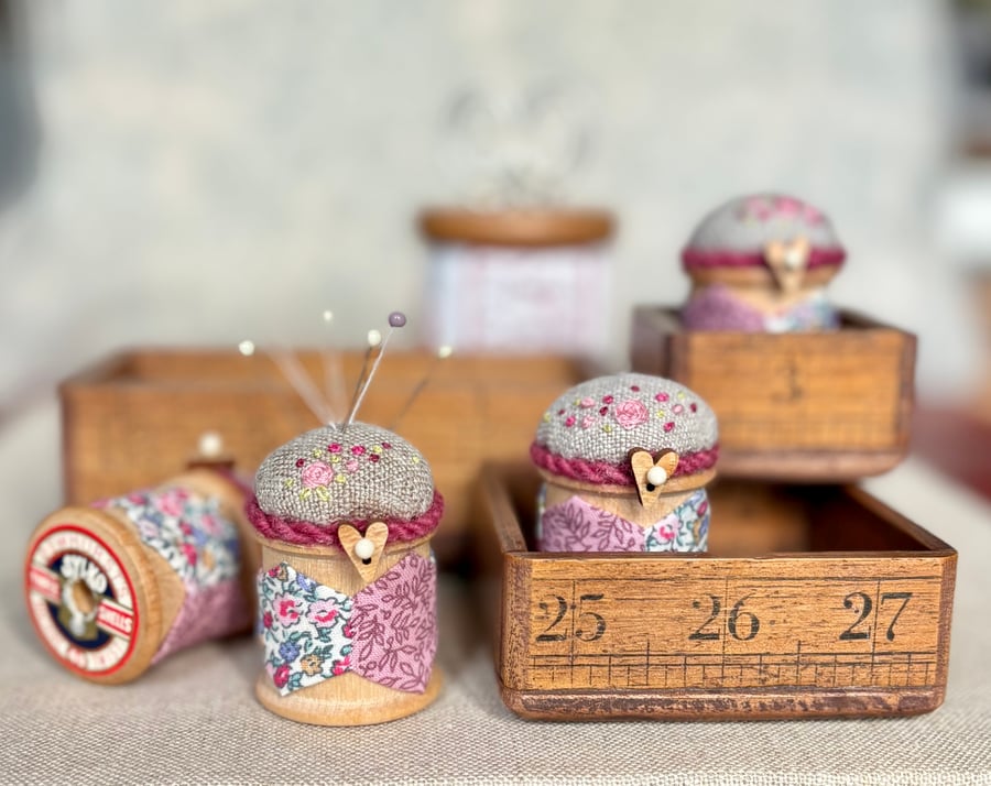 Mini pincushion ‘Sylko’ wooden reel
