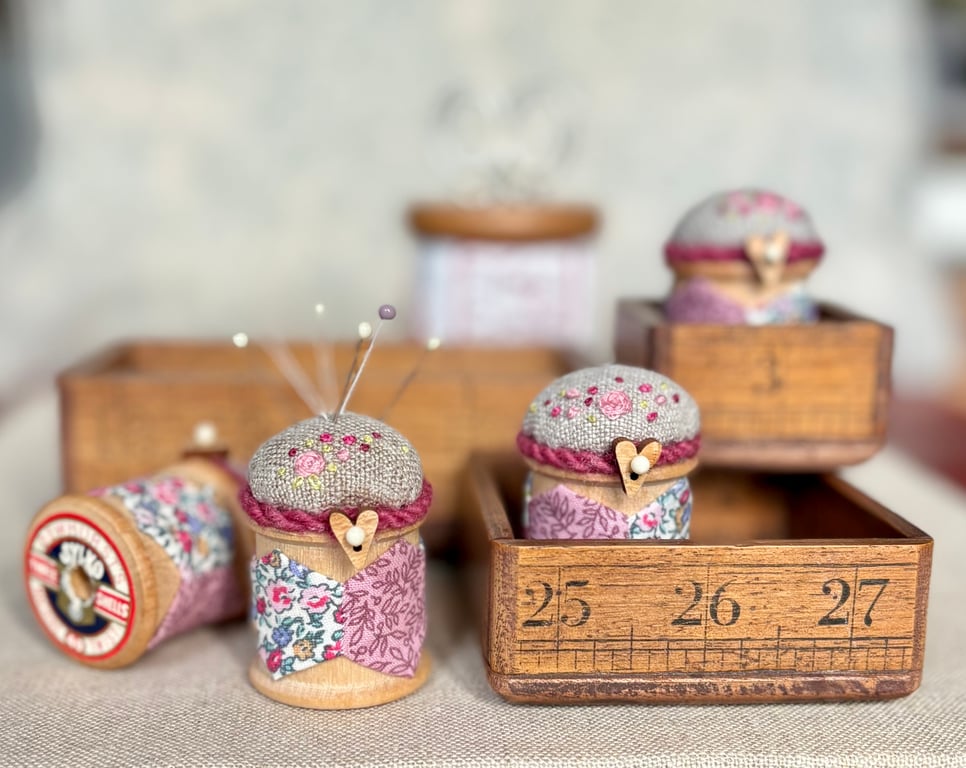 Mini pincushion ‘Sylko’ wooden reel