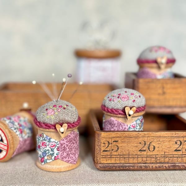Mini pincushion ‘Sylko’ wooden reel