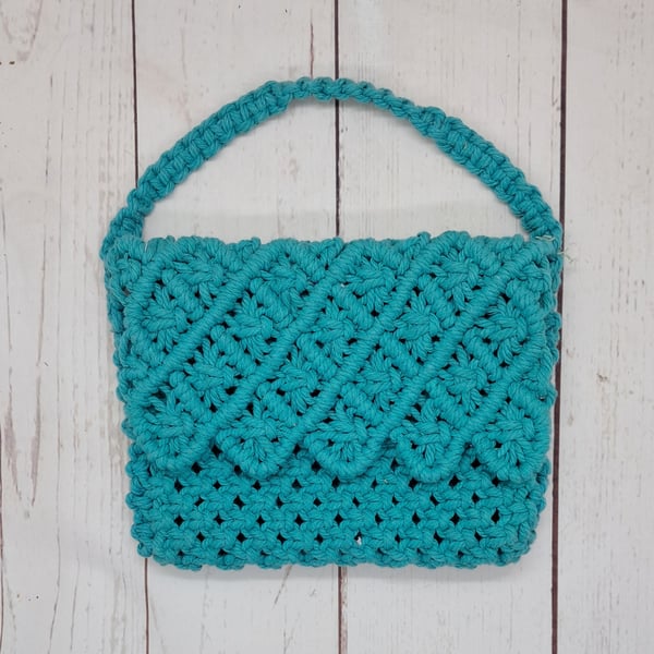 Scalloped edge macrame handbag