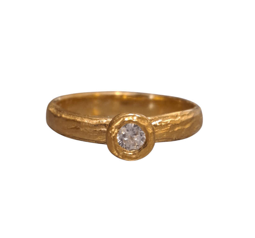 9ct yellow gold textured ring wirh diamond 