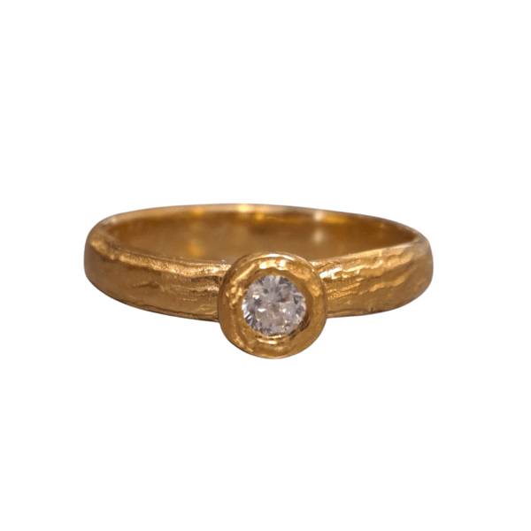 9ct yellow gold textured ring wirh diamond 