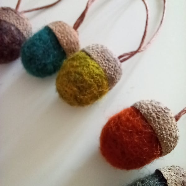 Needlefelted acorns (10 pack)