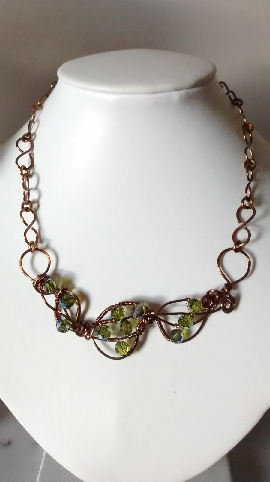 PERIDOT AND ANTIQUE BRONZE WIRE NECKLACE - FREE SHIPPING WORLDWIDE