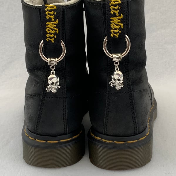 Skull and roses doc 2024 martens